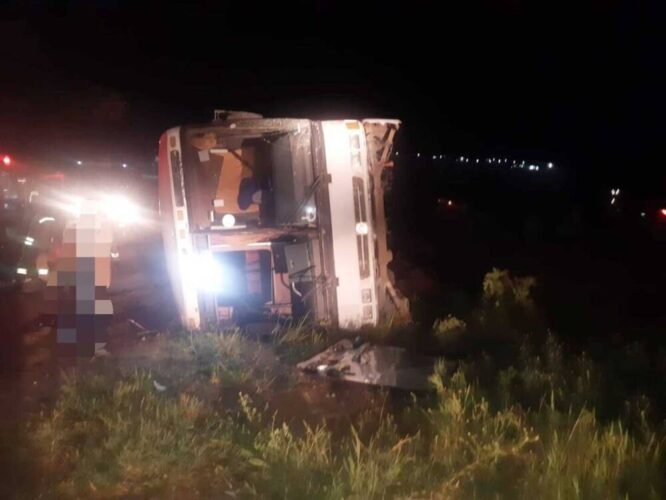 Ônibus com universitários tomba na BR-423, em Garanhuns; quase 30 ficam feridos