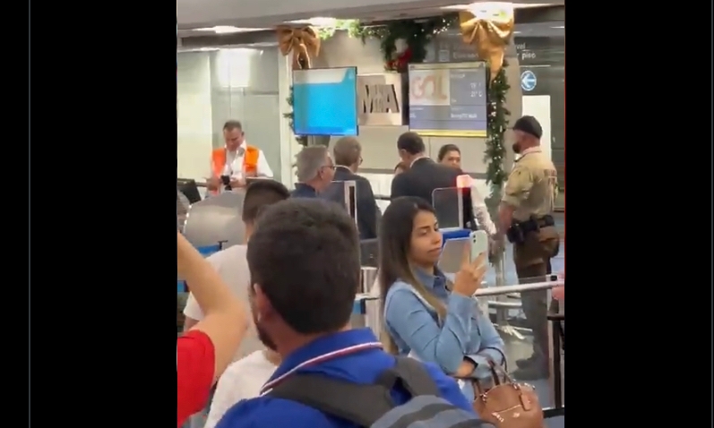 AGORA: Barroso é hostilizado por passageiros em aeroporto de Miami; VEJA VÍDEO