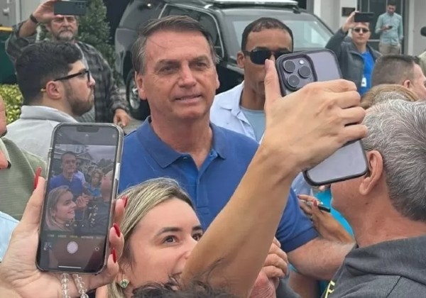 Bolsonaro é recebido com grito de ‘mito’ e dá autógrafos em Orlando