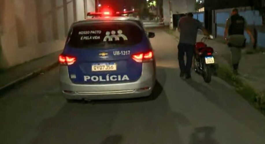 Moto estacionada ao lado de delegacia é roubada em Paulista; dois homens são presos em flagrante