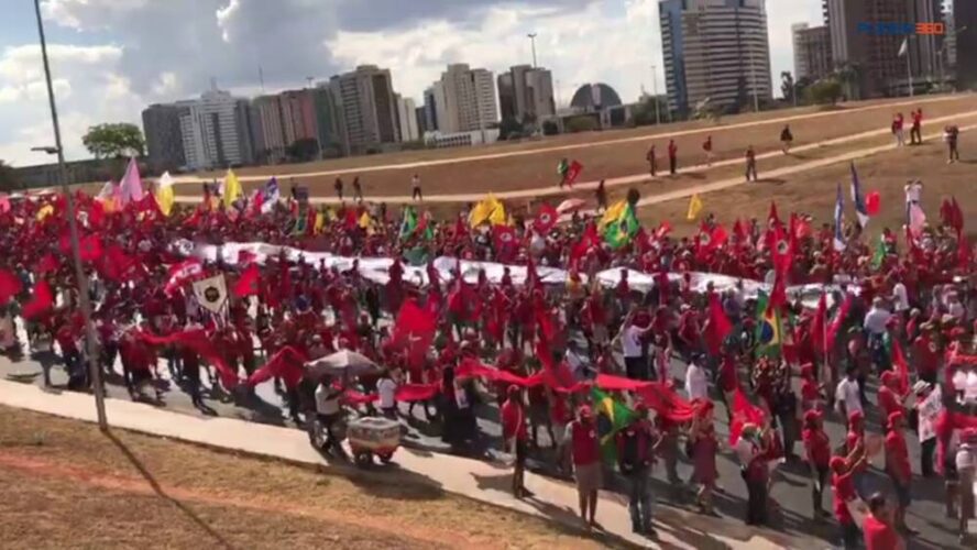 “Repulsivo ver a esplanada pintada de vermelho”, diz Bia Kicis ao criticar posse de Lula; Veja mais comentários