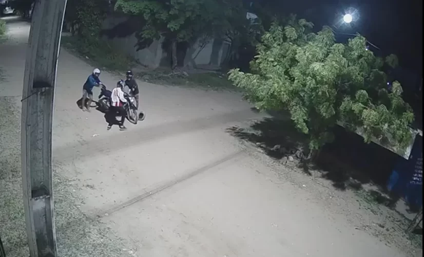 Dois homens rendem motociclista e roubam moto em rua de Paulista
