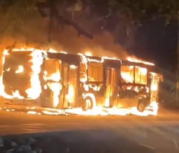 Protesto em Olinda tem ônibus incendiado na noite desta terça-feira (31)