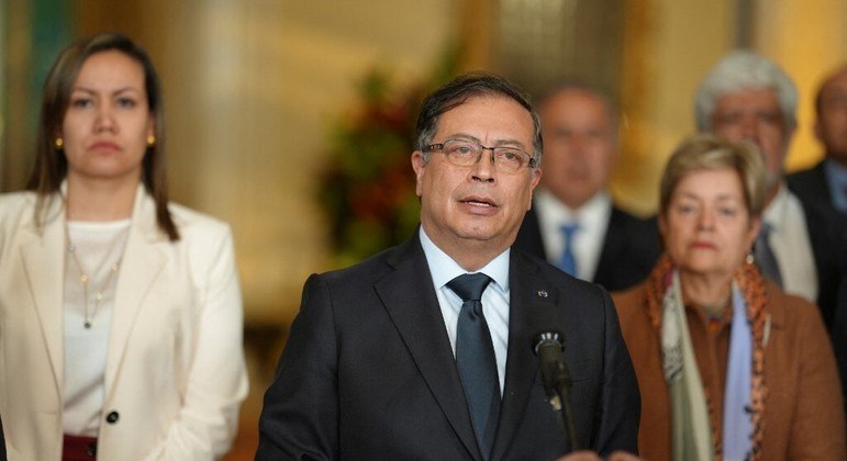 Presidente da Colômbia pede que filho e irmão sejam investigados por possível corrupção