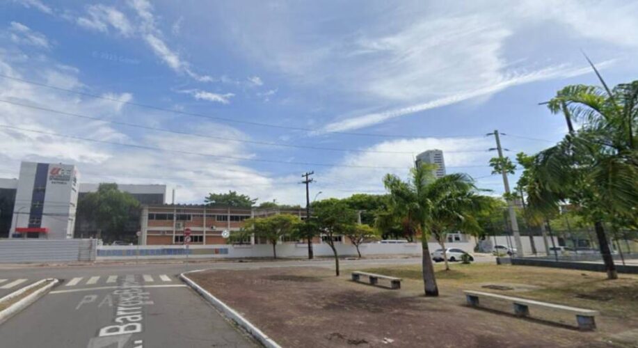 Homem é assassinado a tiros em frente ao campus da UPE no Recife