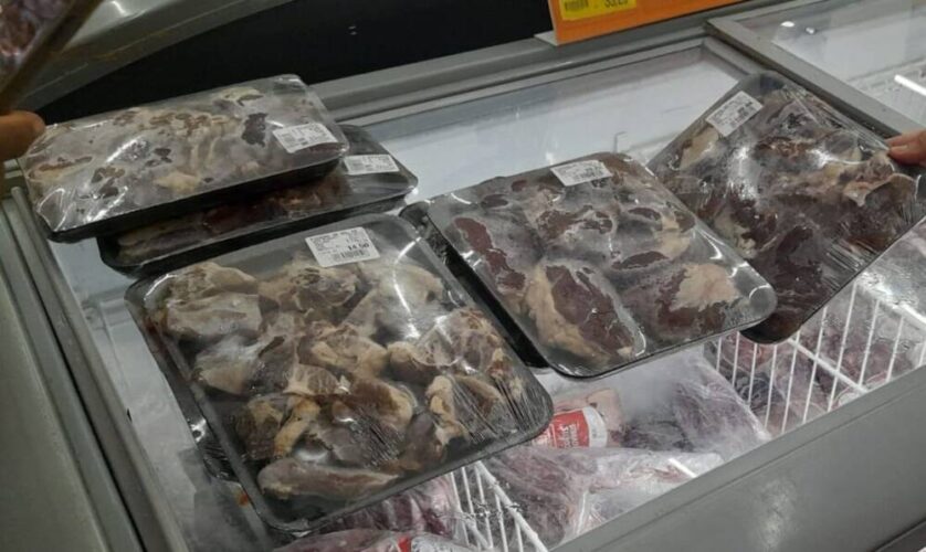 Procon de Paulista recolhe carne vencida em supermercado. Estabelecimento alterava etiquetas