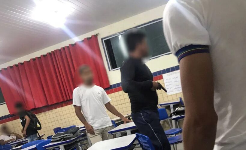 Vigilante é afastado após mostrar arma de fogo a alunos que entraram de bermuda em escola em Moreno