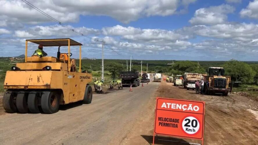 De tanto esperar, empresa privada conserta estrada no Rio Grande do Norte para seus caminhões passarem