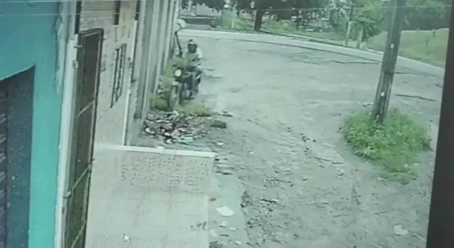 homem perde controle de moto, bate em parede de borracharia e morre