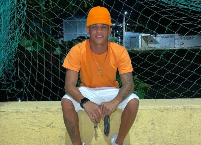 MC Biel Xcamoso, cantor pernambucano de brega funk, morre em acidente de carro em Boa Viagem