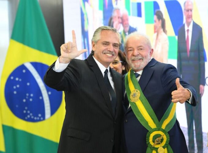 Folha de SP critica Lula por ajudar Argentina e relembra contratos benéficos às ditaduras latino-americanas