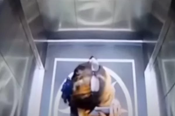 Vídeo: mulher morre ao cair em poço de elevador na Indonésia