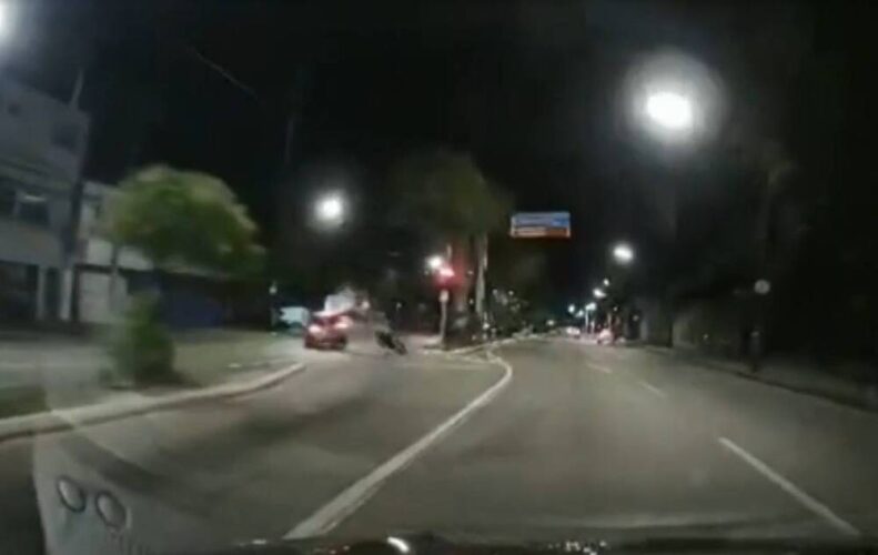 Motorista embriagado fura sinal vermelho, bate em moto e deixa homem morto e mulher ferida no Recife