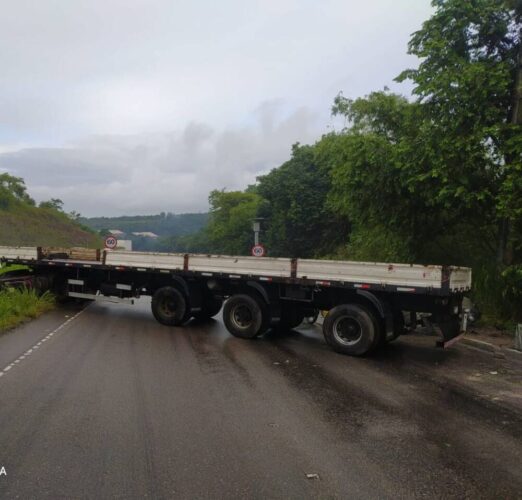 Caminhão atravessado na BR-101, em Itapissuma, bloqueia pista sentido Recife por quase três horas