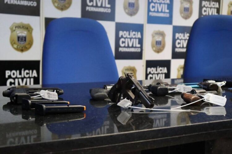 Homem é preso com posse ilegal de arsenal de armas em San Martin, Zona Oeste de Recife