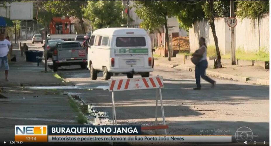 Buracos na Rua Poeta João Neves, no Janga, causam transtornos ( VEJA VÍDEO COMPLETO )