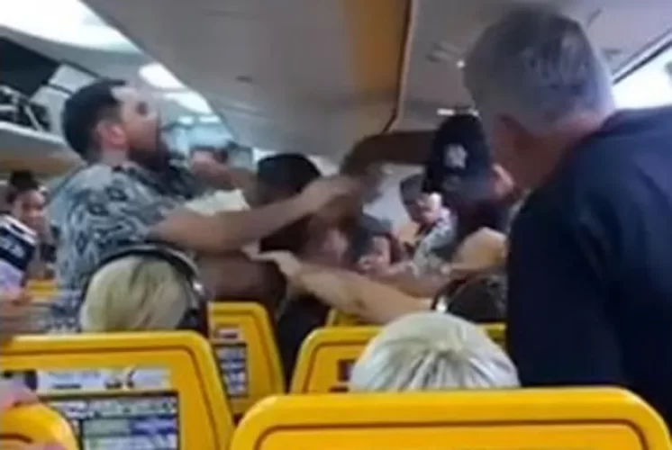 Passageiros brigam por causa de lugar na janela em voo; veja vídeo