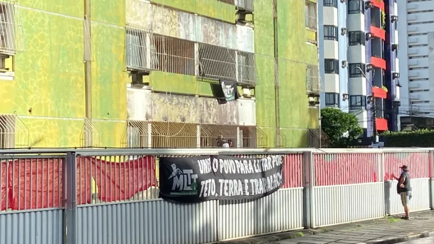 Condomínio com alto risco de desabamento é ocupado por cerca de 200 famílias em Jaboatão ( VEJA O VÍDEO )