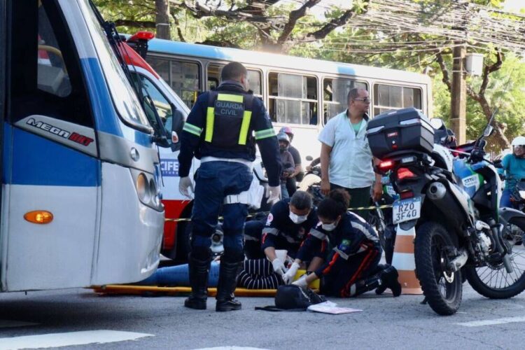 Mulher é atropelada por BRT no Bairro do Recife, na manhã desta segunda-feira (10)