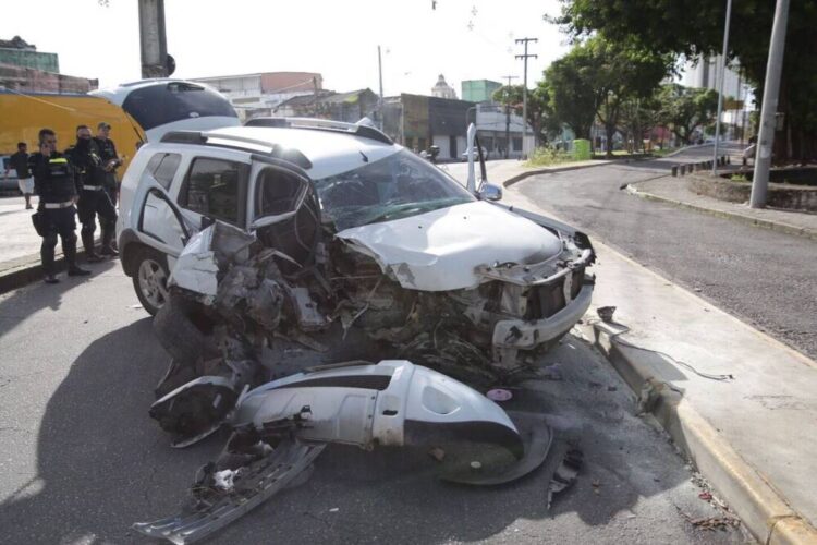 Soldado da PM colide carro contra poste perto do Forte das Cinco Pontas, no Recife