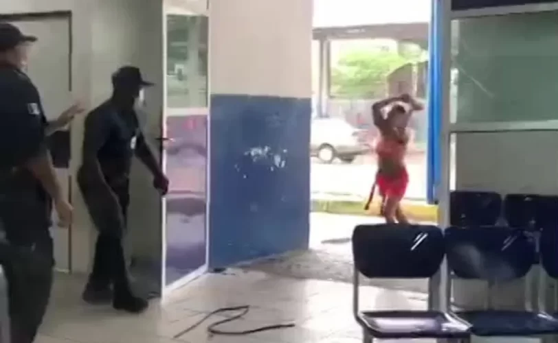 Moto invade recepção, homem é preso, e paciente joga tijolo em vigilantes: VÍDEO mostra 'manhã de caos' em policlínica no Recife