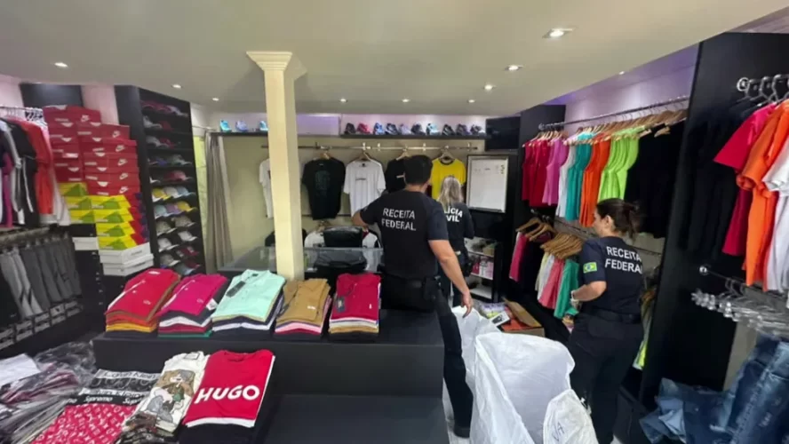 Dez pessoas são presas com cinco toneladas de roupas e acessórios falsificados em lojas no Grande Recife