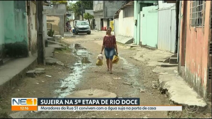 Mato crescido e água suja tomam conta da Rua 51, na 5ª etapa de Rio Doce, em Paulista