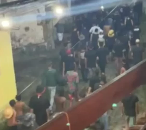 Três pessoas são detidas durante arrastão em prévias de carnaval em Olinda; vídeo mostra tumulto