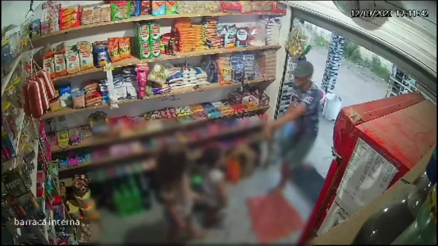 Vídeo mostra crianças em meio a ladrões armados durante assalto a mercadinho