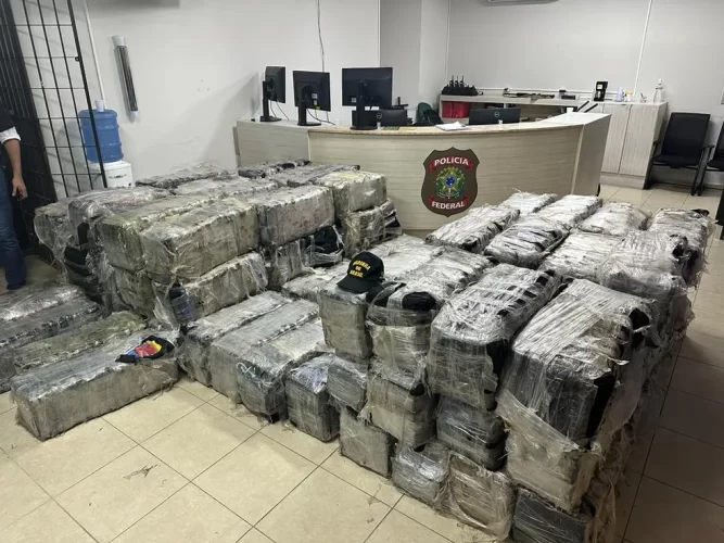 Barco com 3,6 toneladas de cocaína é interceptado durante operação em alto-mar em Pernambuco; VÍDEO