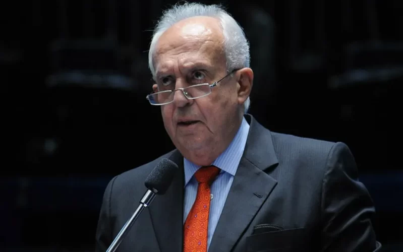 Jarbas Vasconcelos anuncia aposentadoria e renuncia ao cargo de senador: 'Cabeça erguida'
