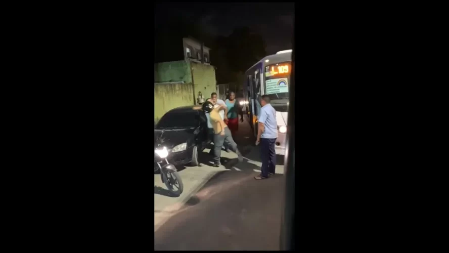 VÍDEO: motociclista se intromete em discussão de trânsito e usa capacete para agredir motorista de ônibus