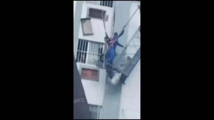 Andaime despenca e trabalhadores ficam pendurados no alto de prédio na Zona Norte do Recife; VÍDEO