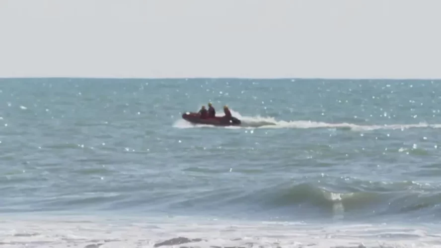 Buscas dos bombeiros por adolescente que desapareceu na Praia do Pina chegam ao 2º dia; VEJA VÍDEO