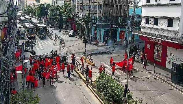 Protesto complica trânsito na avenida Conde da Boa Vista