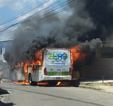 Ônibus é incendiado por criminosos na Zona Norte do Recife; carro e moto também já foram alvo
