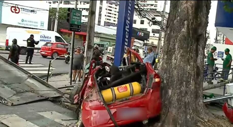 Colisão entre carro e caminhão na Zona Oeste do Recife mata duas pessoas