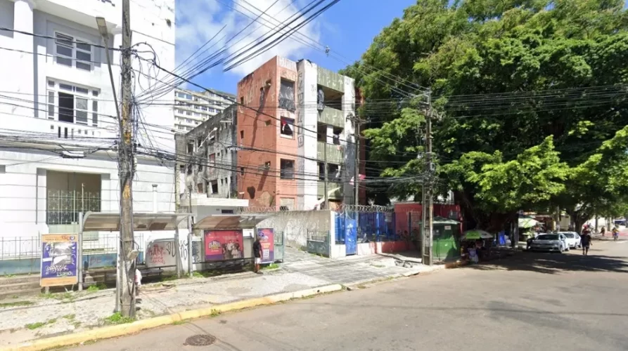 Criança de três anos cai de quarto andar de prédio no Centro do Recife