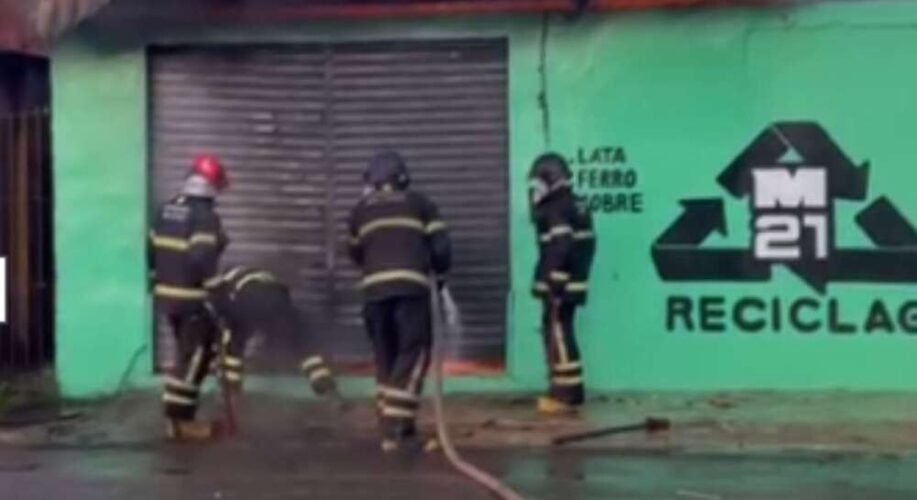 Incêndio atinge galpão de recicláveis na PE-22, em Paulista; não houve vítimas