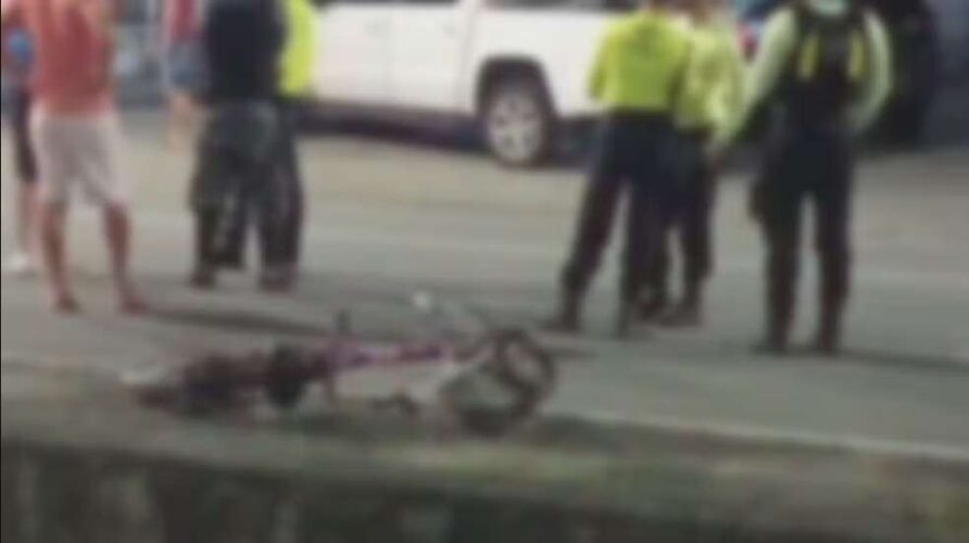 Motociclista bate em poste e morre após tentar desviar de bicicleta que estava na contramão
