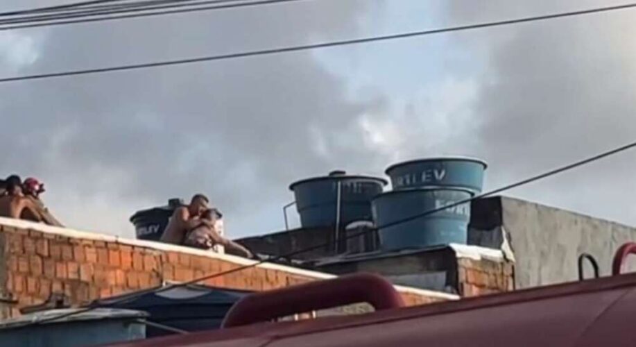 Incêndio atinge academia em Olinda, e idosa é resgatada pela laje