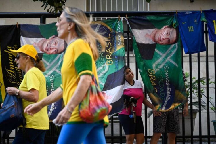 Ato reúne 32 mil; Bolsonaro poupa STF e terceiriza ataques a Moraes