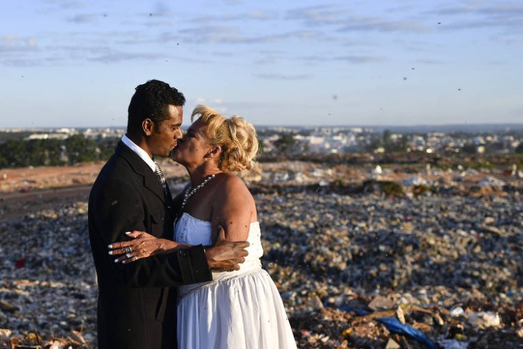 História de amor: catadores se casam no maior lixão da América Latina