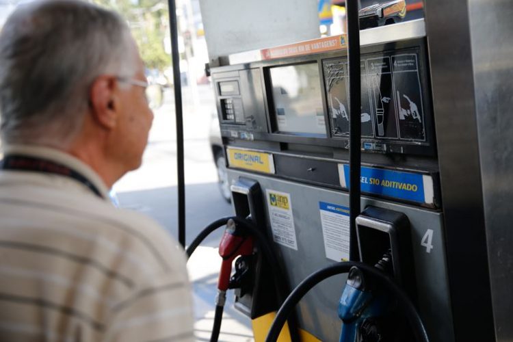 Crise dos combustíveis pode voltar nesta segunda-feira