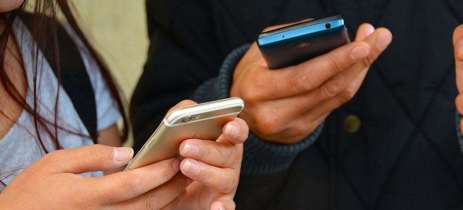 França aprova lei que proíbe uso de smartphones em escolas
