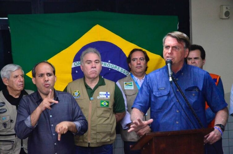 Bolsonaro critica governador de Pernambuco em tragédia: 'Faltou iniciativa'