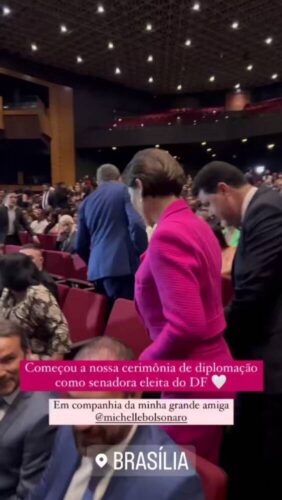 Na diplomação de Damares, Michelle Bolsonaro é aplaudida de pé, VEJA VÍDEO