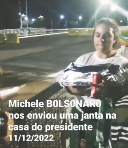 Manifestantes no Alvorada agradecem e mostram jantar enviado pela primeira-dama Michelle Bolsonaro; VEJA VÍDEO