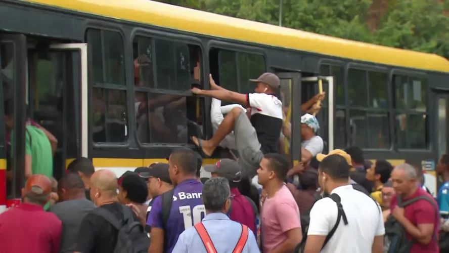 Greve do metrô do Recife: passageiros entram em ônibus pela janela em terminal com longas filas; estações continuam fechadas