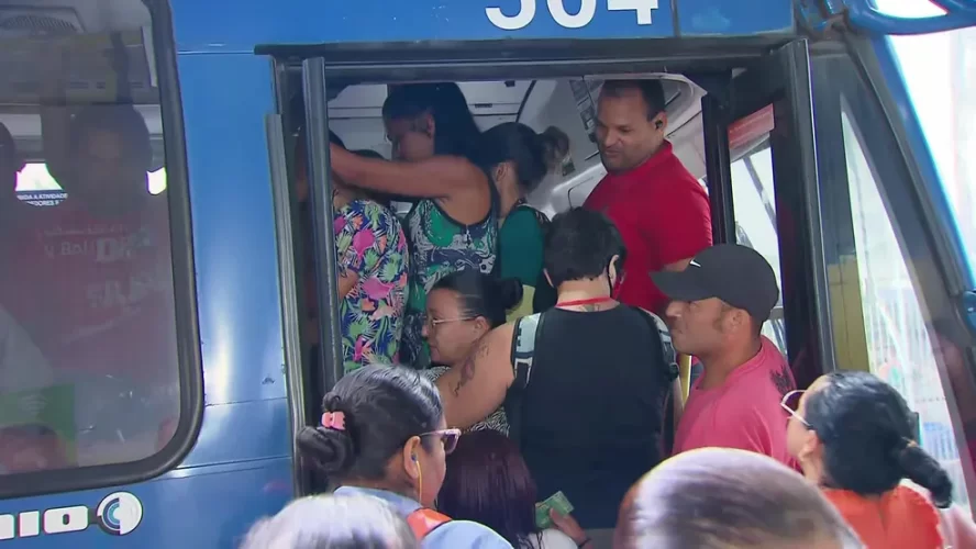 Greve do metrô é retomada e passageiros enfrentam ônibus lotados e longa espera em terminais do Grande Recife